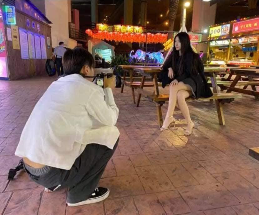 Cô gái trong câu chuyện dưới đây quả thực đã rơi vào tình cảnh "dở khóc dở cười" khi nhờ bạn trai chụp ảnh check in cho mình.