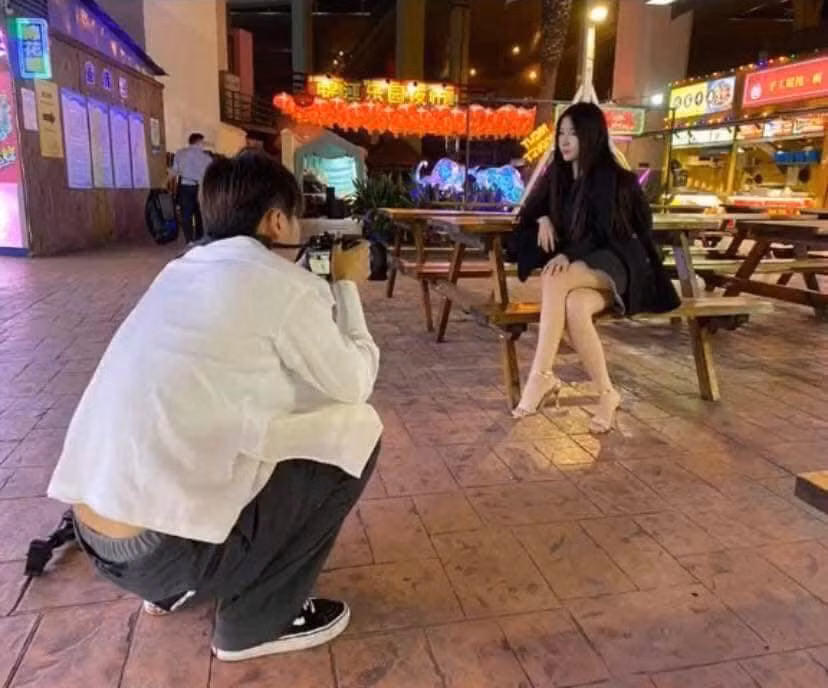 Cô gái trong câu chuyện dưới đây quả thực đã rơi vào tình cảnh "dở khóc dở cười" khi nhờ bạn trai chụp ảnh check in cho mình.