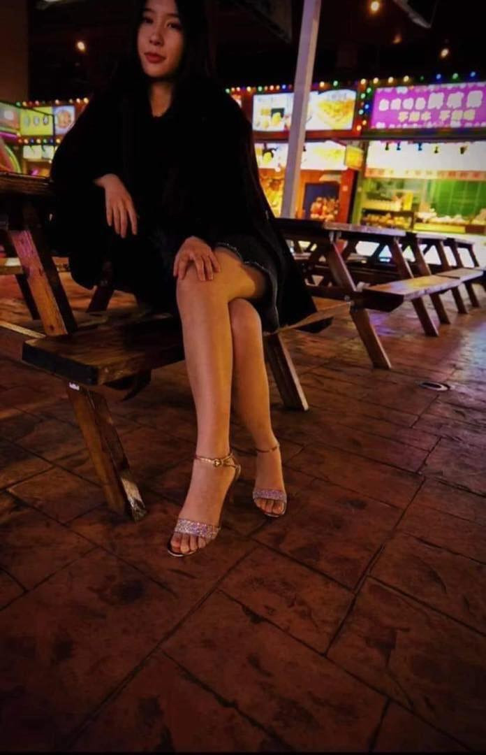 Đứng trước ống kính, cô rất nhiệt tình tạo dáng cũng như biểu lộ thần thái đúng chuẩn, tuy nhiên do tay nghề bạn trai chưa cao nên mọi hình ảnh của cô đều kém xinh.