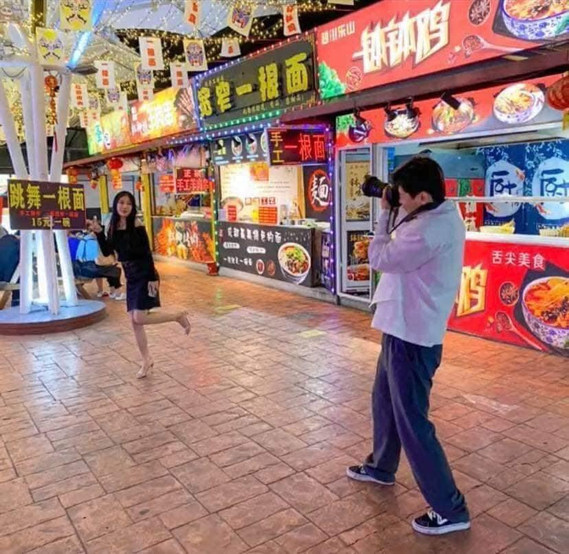 Đi du lịch và check in vô cùng nhiệt tình, tuy nhiên người bạn trai chụp ảnh không có tâm này lại khiến cô phải dở khóc dở cười.