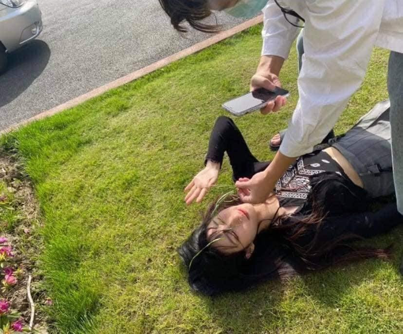 Bức ảnh cho thấy họ đang chụp một bức ảnh nghệ thuật cận mặt như ảnh mạng. Cô gái nằm tạo dáng và chàng trai nhiệt tình chọn góc chụp.