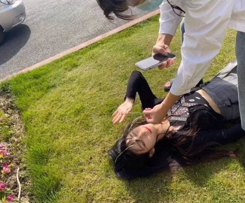 Bức ảnh cho thấy họ đang chụp một bức ảnh nghệ thuật cận mặt như ảnh mạng. Cô gái nằm tạo dáng và chàng trai nhiệt tình chọn góc chụp.