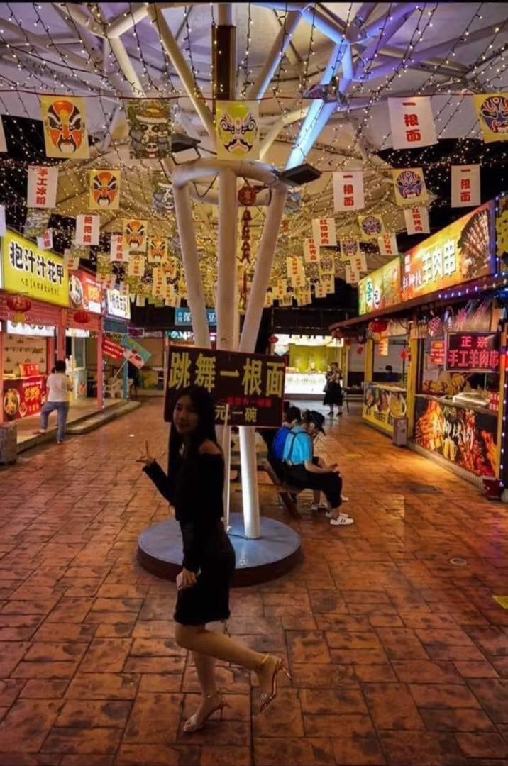 Mặc dù rất nhiệt tình chụp ảnh và hướng dẫn bạn gái cách tạo dáng, thế nhưng do không biết chọn góc nên ảnh nào của cô cũng lộ khuyết điểm.