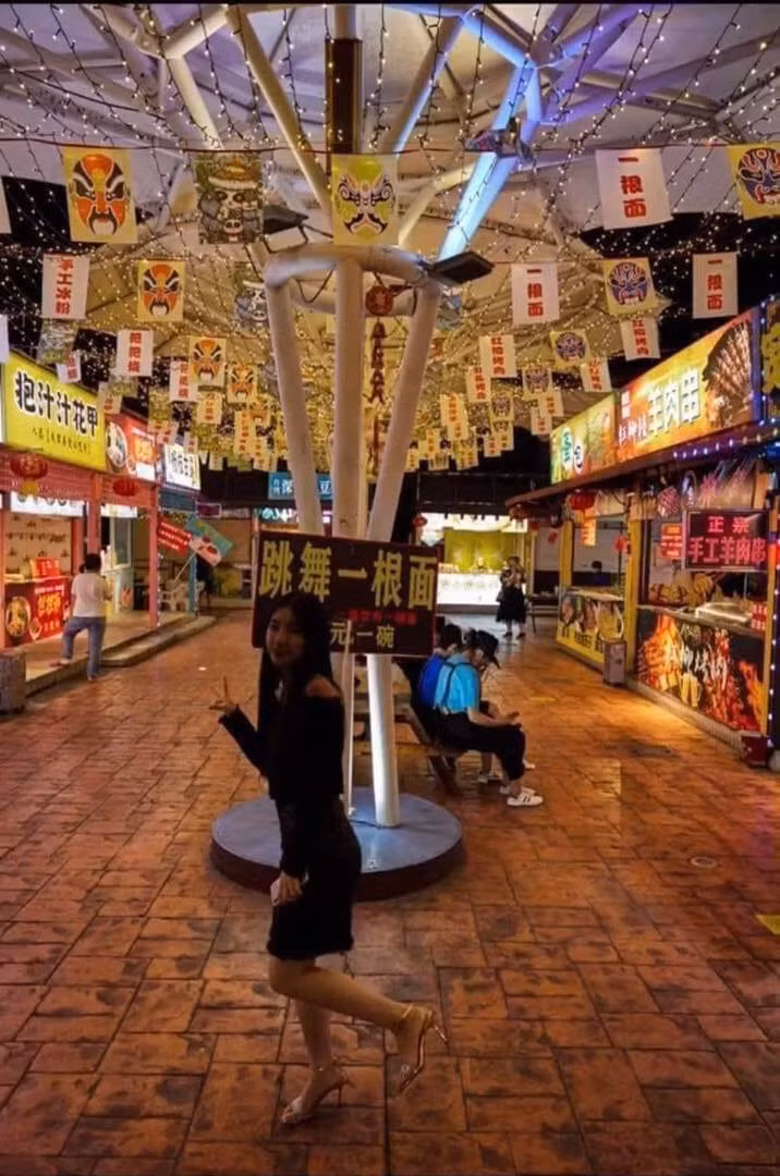 Mặc dù rất nhiệt tình chụp ảnh và hướng dẫn bạn gái cách tạo dáng, thế nhưng do không biết chọn góc nên ảnh nào của cô cũng lộ khuyết điểm.