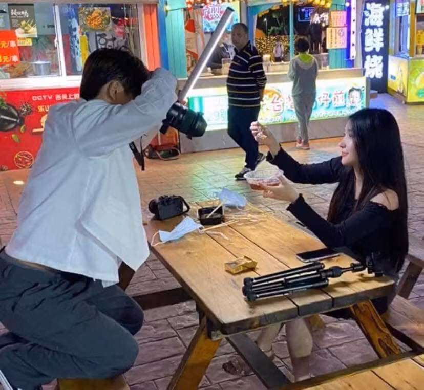 Nho ban trai chup anh, co gai “tim mat” khi xem loat san pham