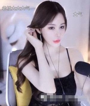 Trong lần lên sóng mới nhất, nữ streamer này muốn gây chú ý nhiều hơn nên đã phô diễn body của bản thân bằng cách đổ người về phía trước khoe vòng ngực tràn đầy và vòng 3 quyến rũ đang lấp ló phía xa.