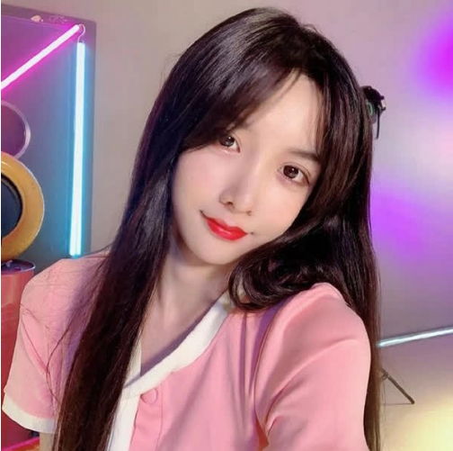 Một nạn nhân khác của việc tắt nhầm filter hay các ứng dụng làm đẹp và để lộ mặt thật lên sóng đó là nữ streamer 9X Trung Quốc - Abbily.