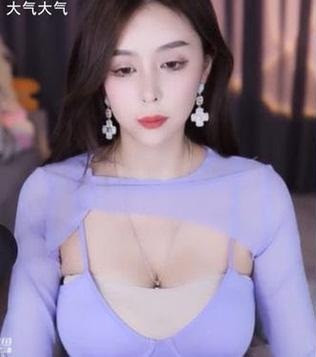 Gần đây, nữ streamer Xiao Mei của nền tảng Douyu (Trung Quốc) nổi lên với nhan sắc được ca tụng là "nữ thần sắc đẹp mới".