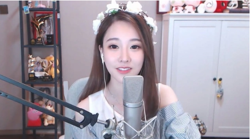 Phùng Đề Mạc (biệt danh Feng Timo, sinh năm 1991) là nữ streamer nổi tiếng với giọng hát ngọt ngào mỗi lần lên sóng trực tiếp.