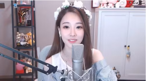 Phùng Đề Mạc (biệt danh Feng Timo, sinh năm 1991) là nữ streamer nổi tiếng với giọng hát ngọt ngào mỗi lần lên sóng trực tiếp.