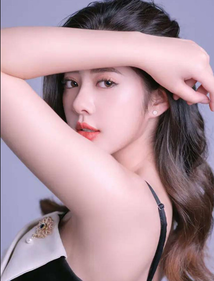 Hot girl dân tộc Mường sở hữu nhan sắc xinh đẹp, phong thái tự tin, cô cũng từng xuất sắc giành được danh hiệu Á khôi 2 cuộc thi Duyên dáng Ngoại thương - Beauty &amp; Charm 2022.