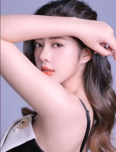 Hot girl dân tộc Mường sở hữu nhan sắc xinh đẹp, phong thái tự tin, cô cũng từng xuất sắc giành được danh hiệu Á khôi 2 cuộc thi Duyên dáng Ngoại thương - Beauty &amp; Charm 2022.