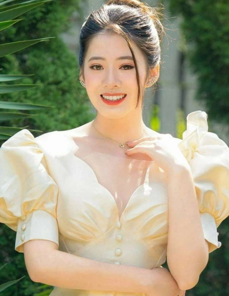 Cô nàng luôn ghi điểm bởi nhan sắc ngọt ngào, nụ cười tỏa nắng, đặc biệt là gương mặt chuẩn hoa hậu.