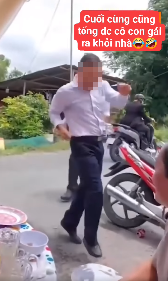 Đoạn clip hài hước này sau khi chia sẻ lên MXH đã thu hút nhiều lượt like, chia sẻ, dưới phần bình luận netizen đều thích thú, cười nghiêng ngả vì ông bố quá đáng yêu. Ảnh: Chụp màn hình