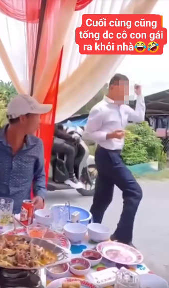 Không còn nghiêm khắc, ít nói như ngày thường, bố giờ đây đã trở về với cảm xúc thật của mình, hạnh phúc khi con đã có người bên cạnh bầu bạn, thay bố chăm lo cho con từng thứ nhỏ nhặt. Ảnh: Chụp màn hình