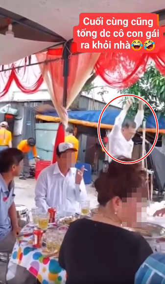 Theo đoạn clip ghi lại, vì con gái mình cuối cùng cũng lấy được chồng nên ông bố không khỏi mừng vui, thể hiện luôn màn nhảy nhót dù đang có nhiều người xung quanh trong ngày cưới con gái. Ảnh: Chụp màn hình