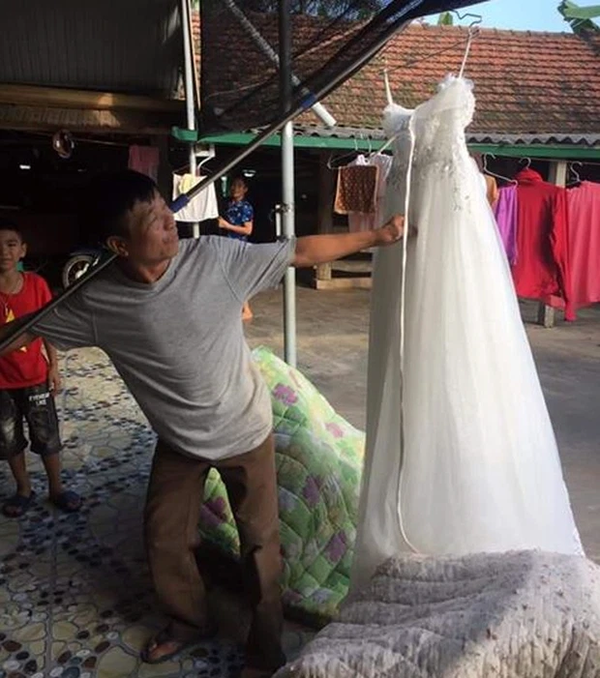 Trước đó một cô gái từng gây chú ý khi chia sẻ câu chuyện đấng sinh thành nhà mình sau khi biết cô sắp về nhà người ta không những phấn khích đưa cô đi chọn váy cưới mà con treo váy lên cây sào mang đi khoe khắp làng.