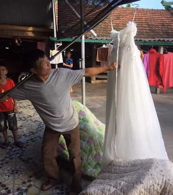 Trước đó một cô gái từng gây chú ý khi chia sẻ câu chuyện đấng sinh thành nhà mình sau khi biết cô sắp về nhà người ta không những phấn khích đưa cô đi chọn váy cưới mà con treo váy lên cây sào mang đi khoe khắp làng.