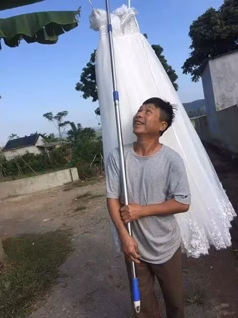 Hình ảnh hí hửng, cười tươi rói của ông bố cũng đã được con gái cưng ghi lại.