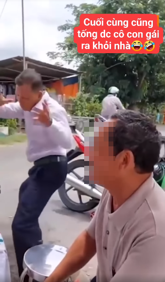 Tuy an lòng vì con gái tìm được bến đỗ nhưng các ông bố đôi khi cũng không kìm sự xúc động trong ngày trọng đại của con. Ảnh: Chụp màn hình