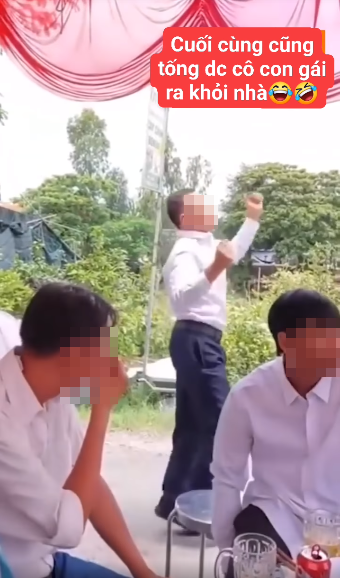 Nụ cười hí hửng, tươi như hoa của người bố khi gả được con gái khiến ai nấy cũng đều vô cùng thích thú. Ảnh: Chụp màn hình