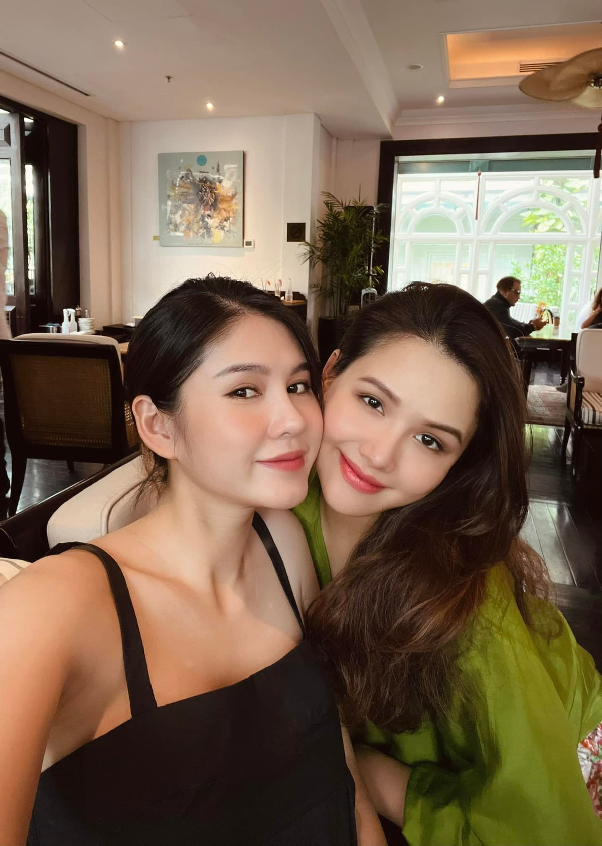 Ngoài vai trò diễn viên, Thu Hoài còn là MC nhiều năm của một đài truyền hình có tiếng.