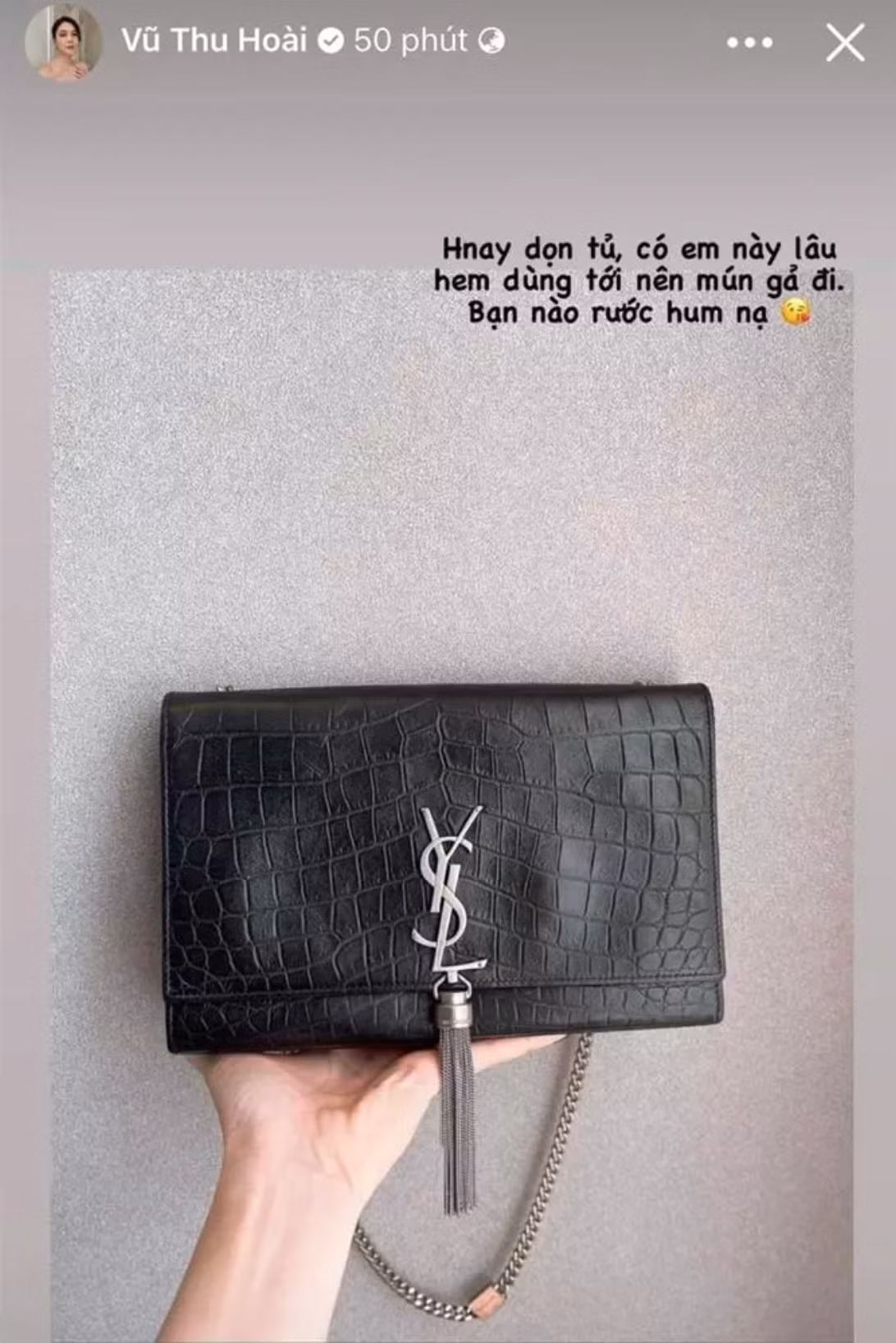 Trên trang cá nhân mới đây nữ MC "đi nhầm sân golf" Vũ Thu Hoài gây chú ý khi muốn thanh lý lại một "em" túi xách sau thời gian dài bỏ xó không dùng đến.
