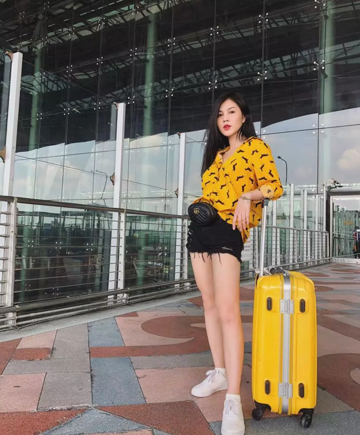 Thu Hoài cũng có niềm đam mê vung tiền cho phụ kiện cao cấp, khi sở hữu hàng loạt món đồ hiệu, đặc biệt là túi xách đắt giá đến từ những thương hiệu thời trang có tiếng.