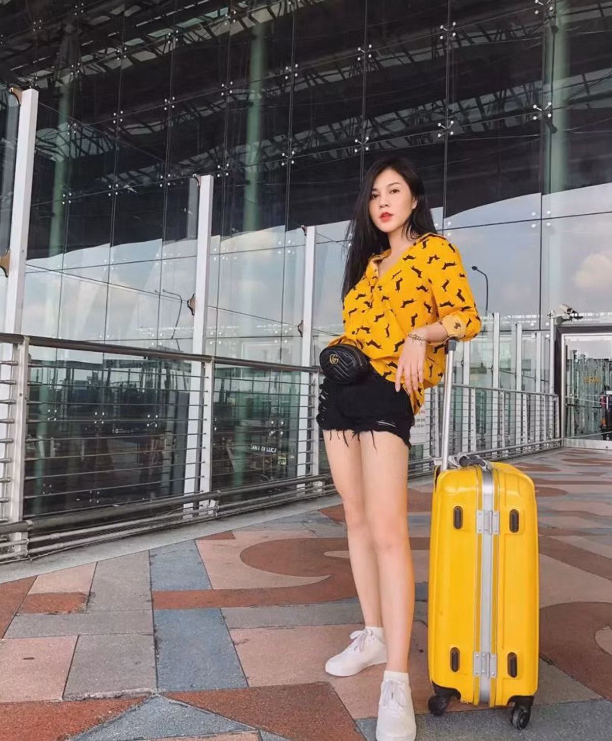 Thu Hoài cũng có niềm đam mê vung tiền cho phụ kiện cao cấp, khi sở hữu hàng loạt món đồ hiệu, đặc biệt là túi xách đắt giá đến từ những thương hiệu thời trang có tiếng.