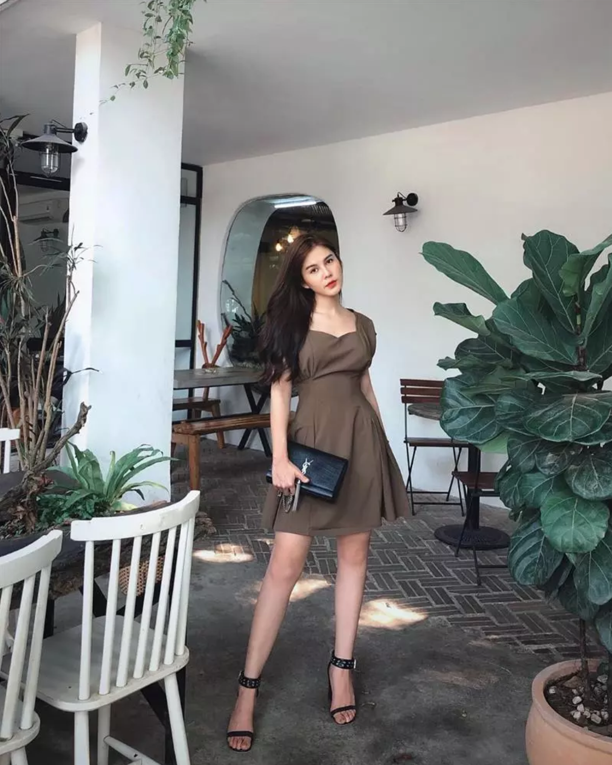 "Hôm nay dọn tủ, có em này lâu không dùng tới nên muốn gả đi. Bạn nào rước không ạ?", nữ MC với màn chào hàng ấn tượng.