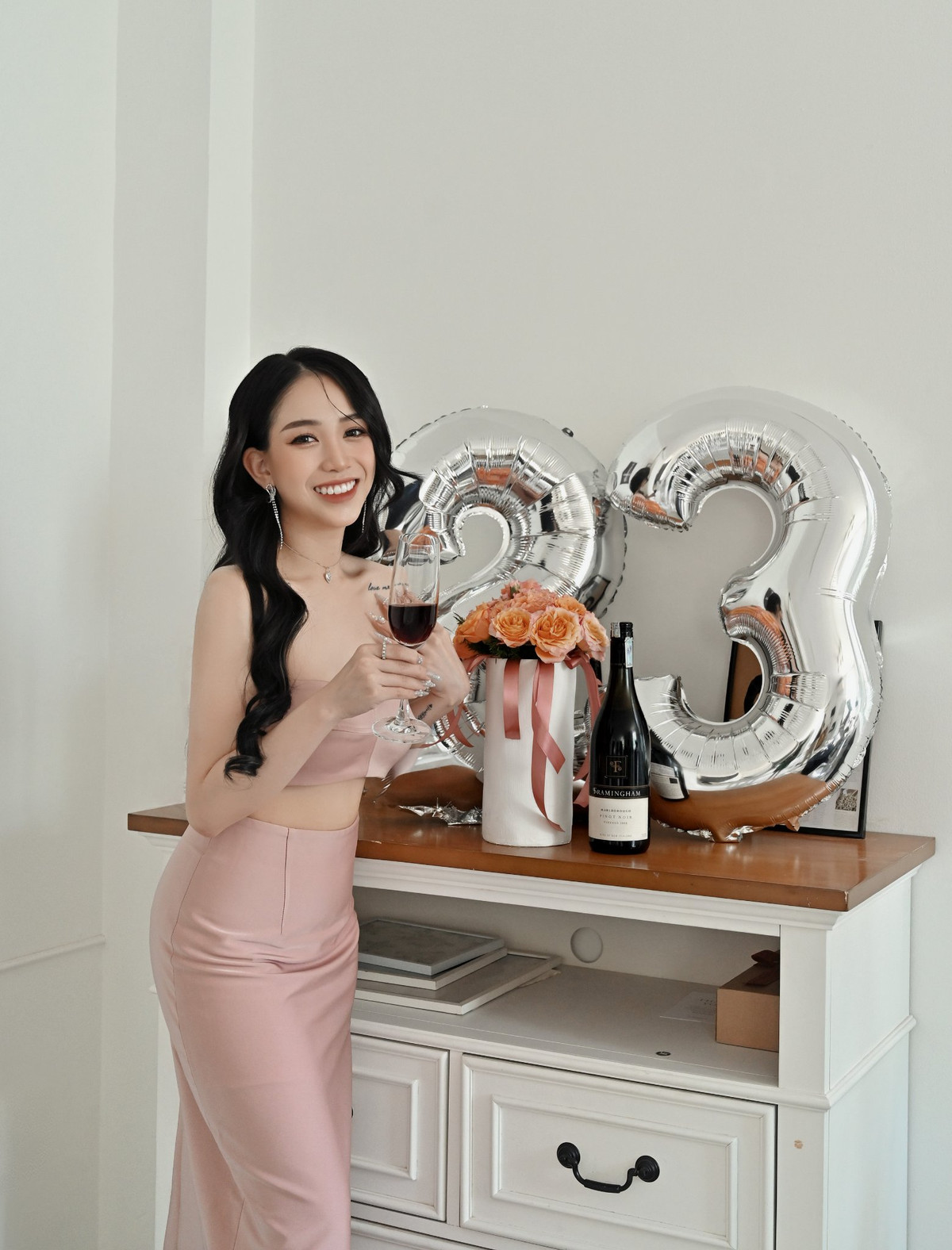 Ái nữ nhà đại gia Minh Nhựa khi đã là mẹ 2 con vẫn thích những item thời trang trẻ trung và gợi cảm.