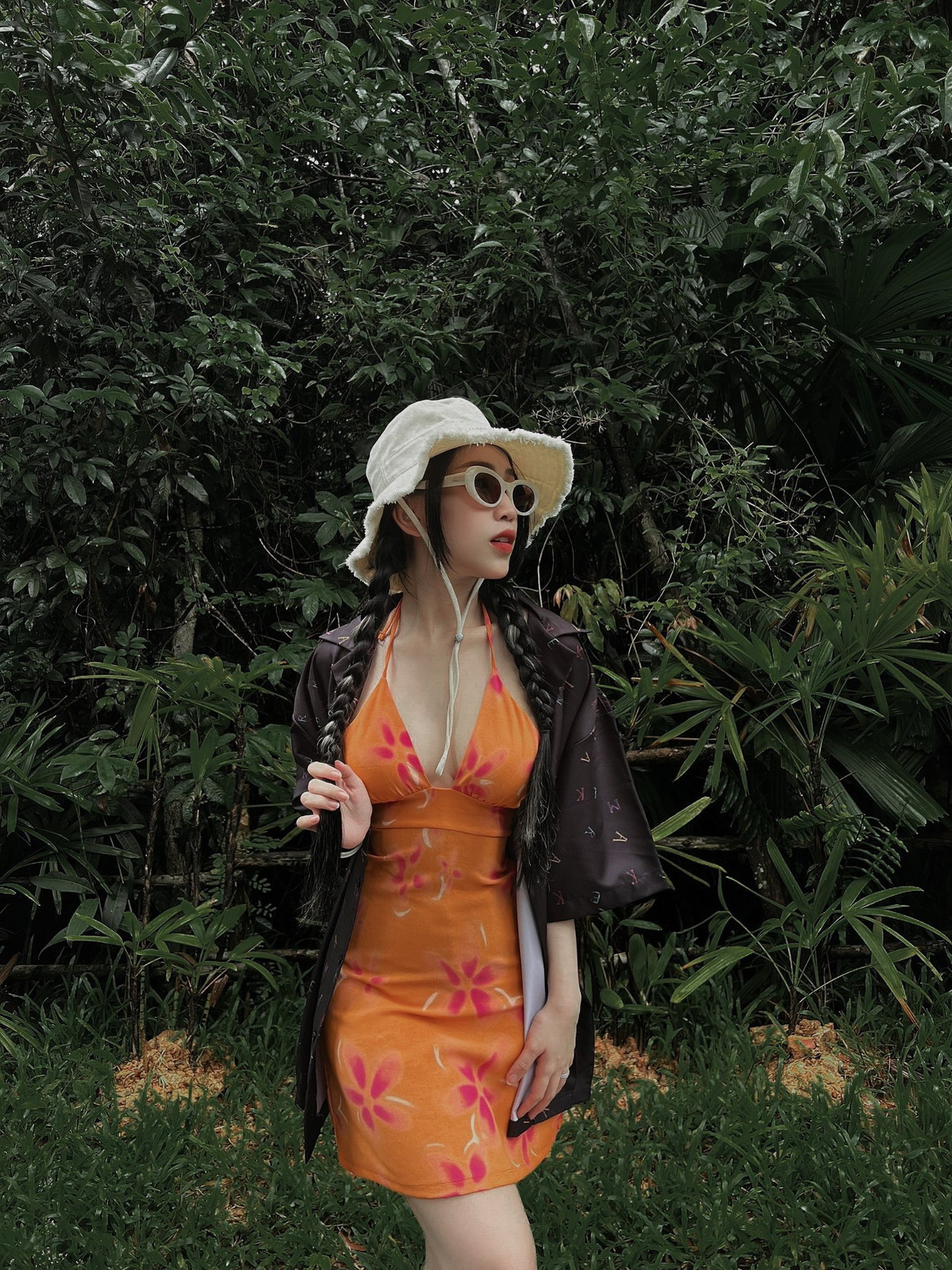 Cô về dáng nhanh chóng sau sinh lần 2, tự tin với body, mẹ 2 con không ngại mặc những trang phục ôm cơ thể, tôn đường cong.