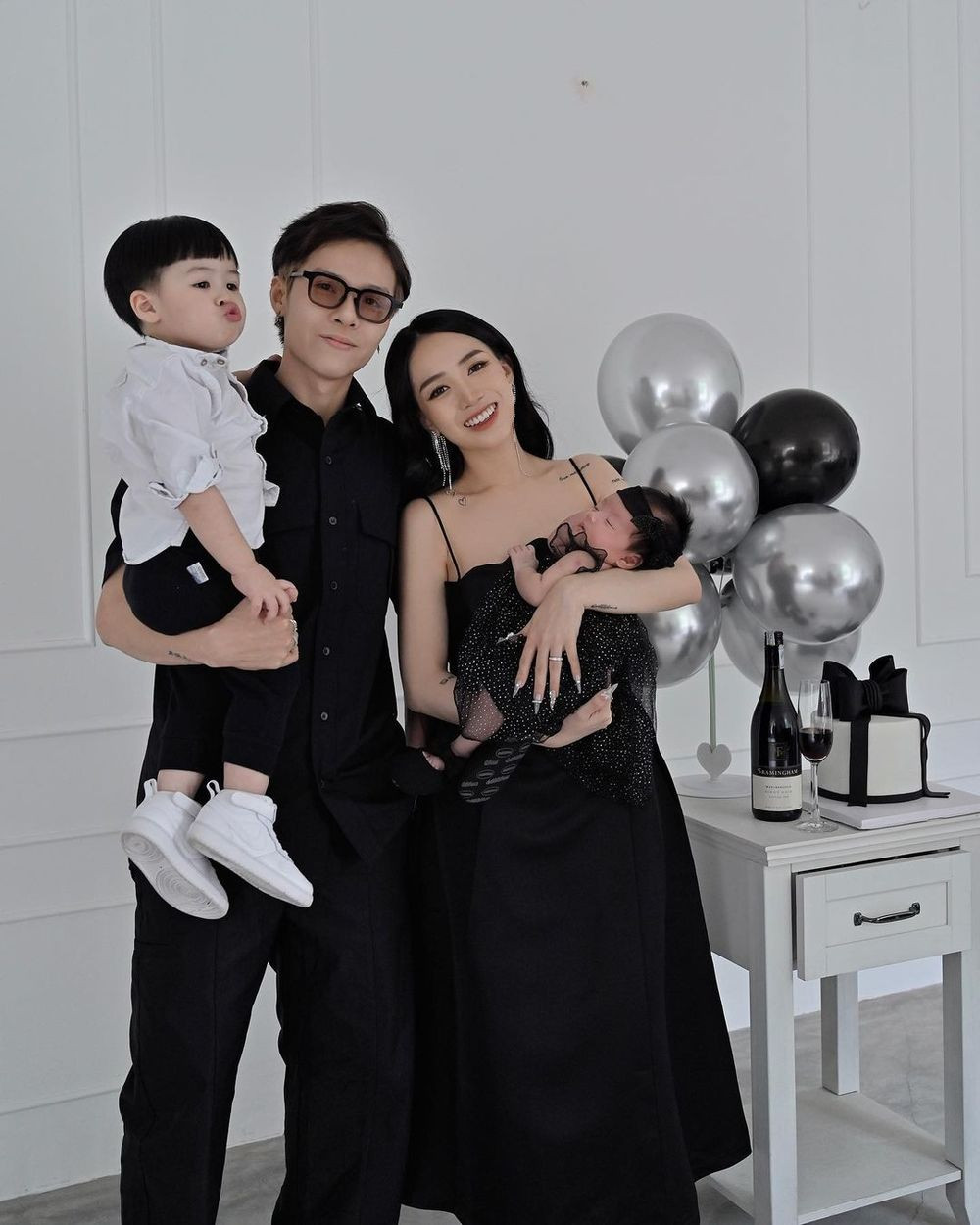 Thêm vào đó, việc thường xuyên nhuộm các màu tóc trendy kết hợp gu thời trang cá tính giúp cho Joyce Phạm chẳng khác gì gái độc thân.