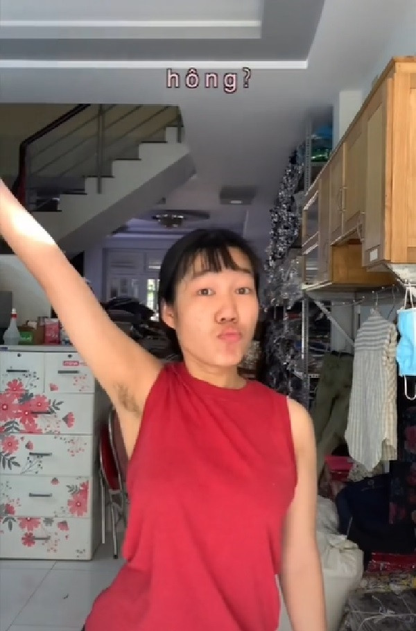 Cách tạo dáng phản cảm của "thảm họa mạng" xuất hiện không ít ý kiến trái chiều, cho rằng cô nàng kém duyên. Thậm chí, họ bày tỏ "dị ứng" với kiểu khoe lông nách này của Lê Thụy.