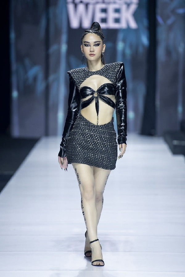 Ngoài ra cô từng bị chỉ trích vì phong cách ăn mặc khá "mát mẻ" và có những động tác nhảy ngay trên sân khấu.