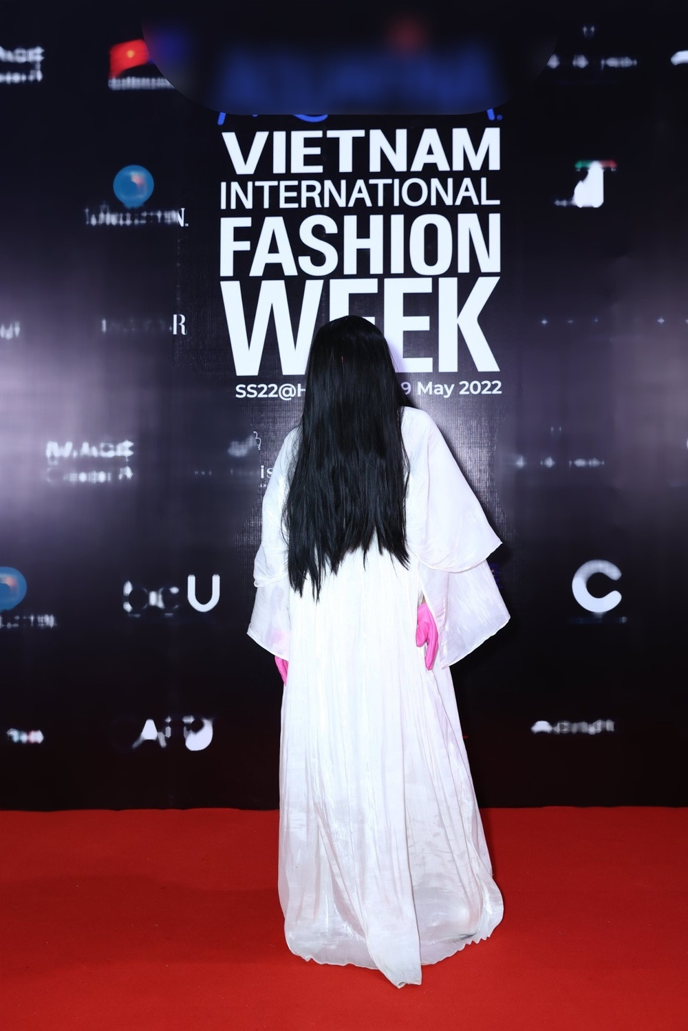 Không chỉ làm trò lố trên MXH, Phạm Thoại còn không ngần ngại diện những món đồ độc lạ, chẳng giống ai bước chân lên thảm đỏ.