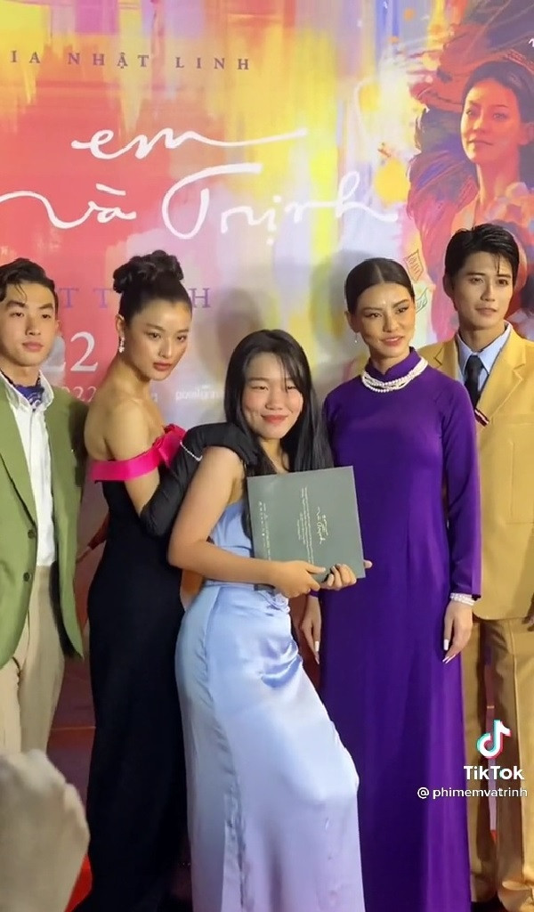 Ngoài việc làm trò trên các video của mình, nữ TikToker này còn không ngại khoe trọn vùng da dưới cánh tay, cách ăn mặc hay tạo dáng màu mè được đánh giá là không chỉn chu đối với một sự kiện lớn, từ cách tạo dáng, chụp hình, thể hiện trước đám đông.