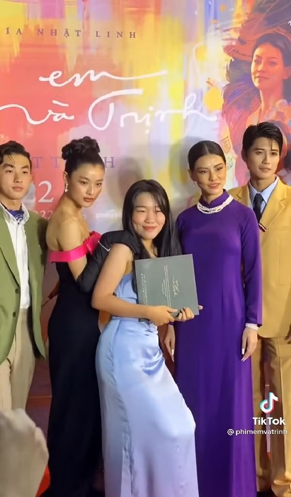 Ngoài việc làm trò trên các video của mình, nữ TikToker này còn không ngại khoe trọn vùng da dưới cánh tay, cách ăn mặc hay tạo dáng màu mè được đánh giá là không chỉn chu đối với một sự kiện lớn, từ cách tạo dáng, chụp hình, thể hiện trước đám đông.