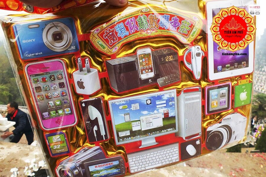 Với quan niệm u mê "trần nào âm vậy", có những nhà bỏ ra hàng triệu thậm chí hàng trăm triệu cho mỗi cái lễ đốt vàng mã.