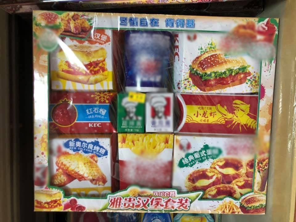 Tất cả mọi mặt hàng này đều được làm vô cùng công phu, tỉ mỉ khiến người ta còn tưởng thật vì quá giống.