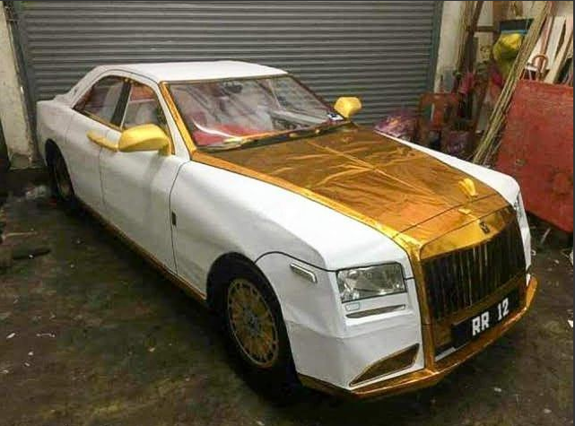 Nhiều người mua "ô tô" còn đặt làm thêm cả tài xế đi kèm để "đốt" cho người cõi âm.