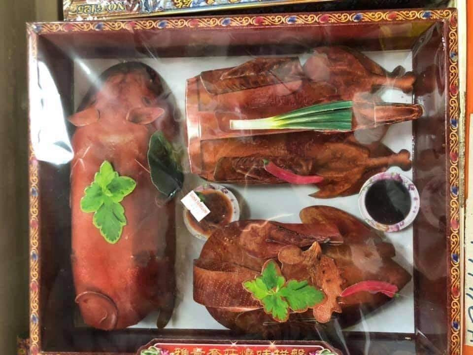 Ấn tượng nhất có lẽ là hình ảnh của những ly trà sữa đủ loại, combo heo quay, gà quay, vịt quay, cho tới cao dán đau lưng, kem đánh răng, bào ngư, vi cá hay thậm chí là cả răng giả cũng được sản xuất để bán cho khách hàng trong thị trường vàng mã rằm tháng 7 năm nay.