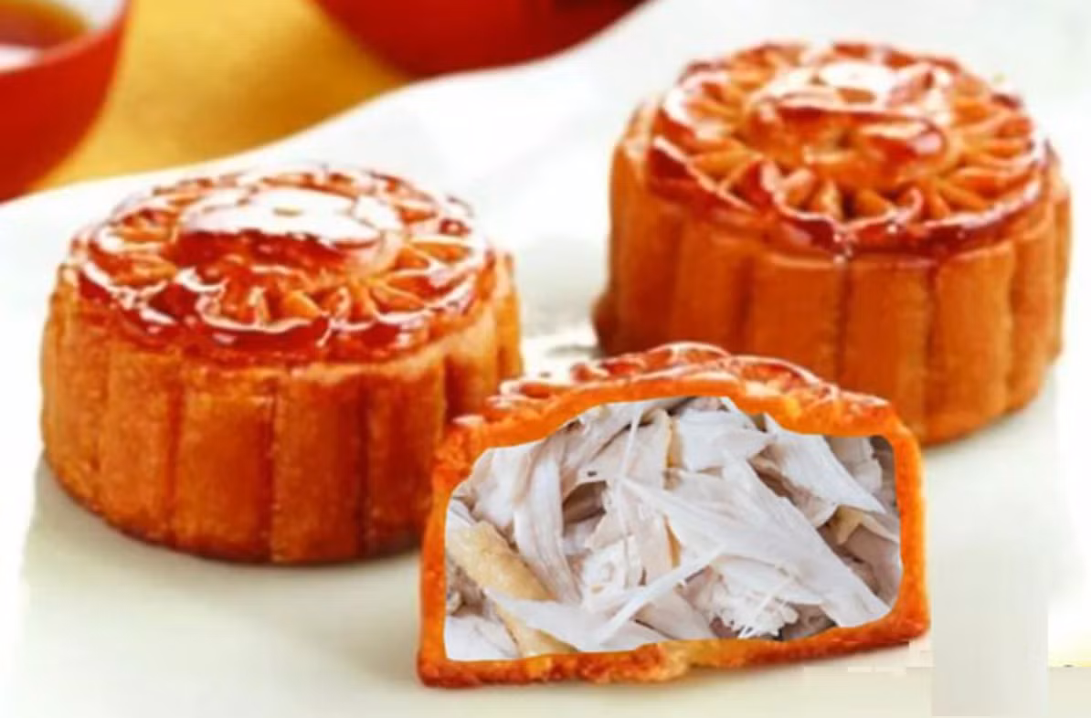 Bên trong bánh Trung thu là ngập gà xé có lẽ hợp lý hơn khi để riêng.