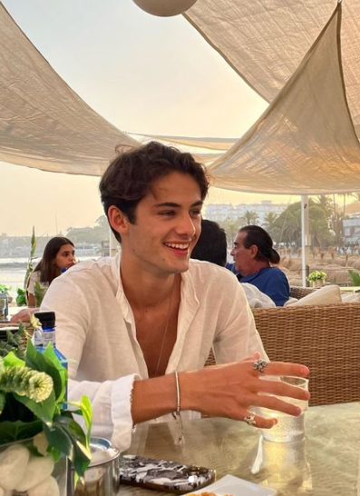 Với vẻ đẹp tuấn tú, đôi mắt xanh, mũi cao và vành môi hờ hững, gương mặt của chàng hot boy này được đánh giá là chuẩn từng mi-li-mét.