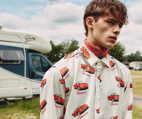 Gương mặt của William Franklyn-Miller được đánh giá đẹp như tượng, trong đó đôi mắt xanh sâu thẳm chính là điểm nhấn.