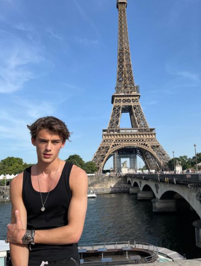 Nhờ gây được chú ý, cậu bé ngày nào giờ đã trở thành một người mẫu đắt show và là gương mặt đại diện cho nhiều nhãn hàng.