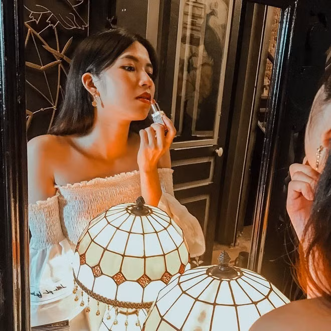 Lan Thy bắt đầu theo đuổi phong cách dễ thương nhưng cũng trưởng thành cùng mái tóc sáng màu cá tính.