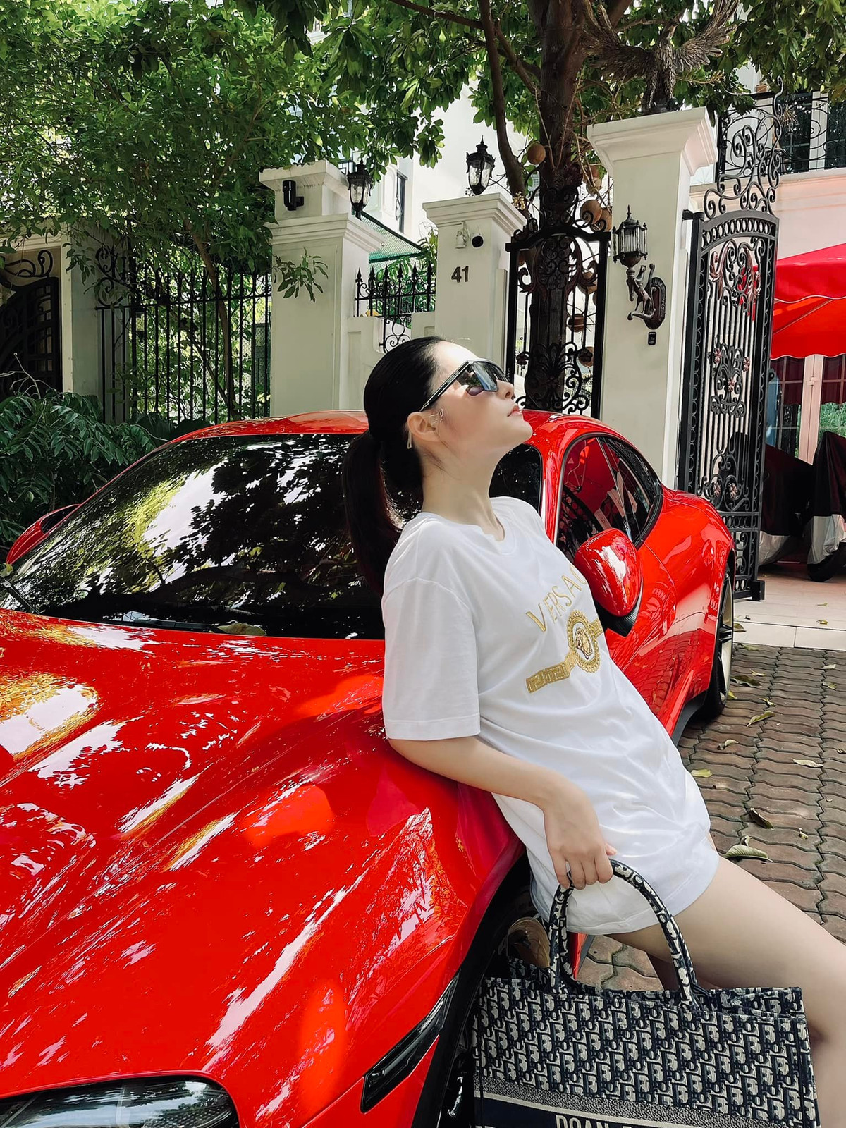 Từ việc nhỏ đến lớn, từ nấu ăn đến hàng hiệu, đại gia này luôn sẵn sàng đáp ứng theo ý vợ.