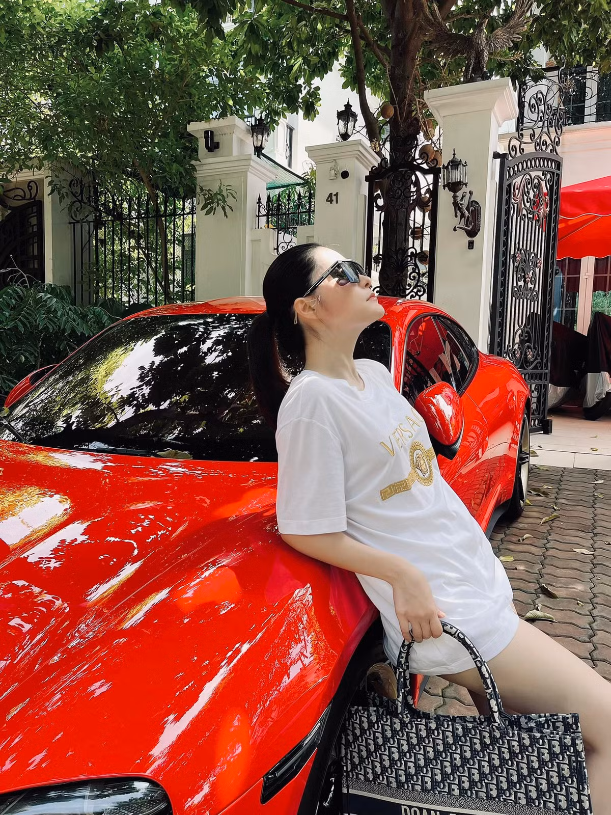 Từ việc nhỏ đến lớn, từ nấu ăn đến hàng hiệu, đại gia này luôn sẵn sàng đáp ứng theo ý vợ.