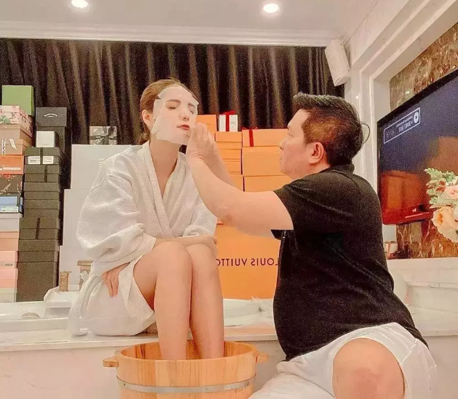 Dưới bài viết netizen để lại bình luận trầm trồ, hết ngưỡng mộ cuộc sống làm vợ "sướng như tiên" của Đoàn Di Băng.